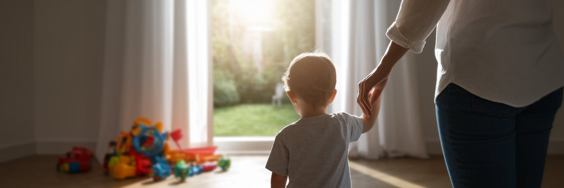 Genitore e figlio guardano verso un futuro calmo