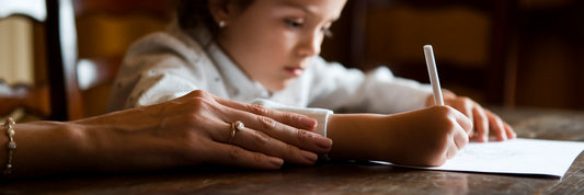 Genitore che supporta con affetto il figlio.